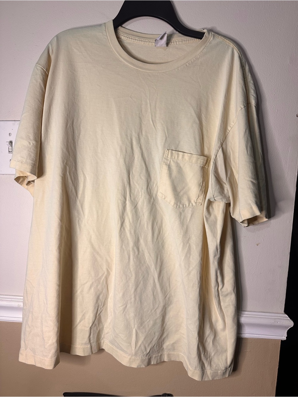 GAP Men's Short-Sleeve Pocket T-Shirt in Pale Cream
